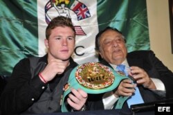 Foto de archivo. El boxeador mexicano Saúl 'Canelo' Álvarez (i) posa con el presidente del Consejo Mundial de Boxeo (CMB), José Sulaimán (d), el 26 de abril de 2011.