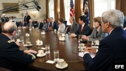 Barack Obama (c), se reúne con los líderes republicanos y demócratas del Congreso en la Casa Blanca en Washington DC, Estados Unidos. 