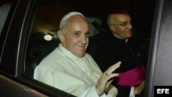 El Papa Francisco (i) sale en un vehículo tras su encuentro con la mandataria brasileña, Dilma Rousseff, hoy, lunes 22 de julio de 2013, en el Palacio Guanabara, sede del gobierno del estado de Río de Janeiro (Brasil).