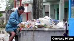 Pobreza rampante: un "buzo" registra la basura en busca de algo que vender (foto Iván Libre)