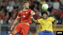 El jugador Haris Seferovic (i) de Suiza disputa el balón con Dante (d) de Brasil hoy, miércoles 14 de agosto de 2013, durante su partido amistoso en el estadio St. Jakob-Park en Basilea (Suiza).