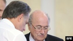 Foto de archivo. El ministro de Deportes de Rusia, Vitaly Mutko (i) y el presidente de la FIFA, Joseph Blatter (d).