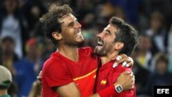 Rafael Nadal (iz) y Marc López celebran la medalla de oro ganada en la final de tenis de dobles masculino en los Juegos Olímpicos de Brasil 2016.