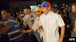 El candidato a la Presidencia de Venezuela, Henrique Capriles, camina junto a cientos de seguidores durante un recorrido nocturno, convocado por Capriles el lunes 1 de abril del 2013, en Caracas. 