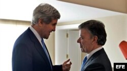 Fotografía cedida por Presidencia de Colombia del mandatario del país, Juan Manuel Santos (d), saludando al secretario de Estado de Estados Unidos, John Kerry (i), hoy, lunes 12 de agosto de 2013, en el Palacio de Nariño de Bogotá.