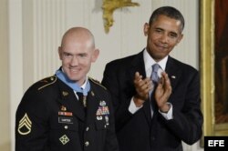 El sargento Ty M. Carter (i) recibió la Medalla de Honor por sus acciones durante operaciones de combate en el distrito de Kamdesh, provincia de Nuristán en Afganistán en octubre de 2009.