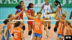 Jugadoras de Holanda celebran tras anotar ante Cuba el viernes 5 de noviembre de 2010, durante el Campeonato del Mundo de Voleibol Femenino en Nagoya (Japón). 