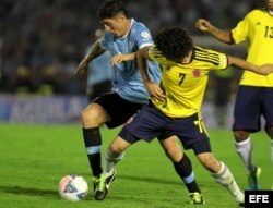 Stefan Medina (d) de Colombia disputa el balón con Cristian Rodríguez (i) de Uruguay el martes 10 de septiembre de 2013, en un partido por las eliminatorias del Mundial de Fútbol Brasil 2014, en el estadio Centenario en Montevideo (Uruguay).