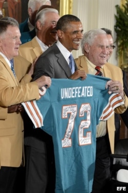 Barack Obama (c), acompañado del exentrenador Don Shula (d), los exjugadores Bob Griese (i) y Larry Csonka (atrás).