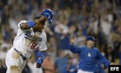 Yasiel Puig, jardinero derecho de los Dodgers impulsa la carrera de la victoria contra los Mets.