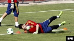 El portero de la selección española Iker Casillas, durante el entrenamiento que el combinado nacional ha realizado hoy en La Ciudad del Fútbol de Las Rozas, para preparar el partido clasificatorio para el Mundial ante Finlandia en Helsinki.