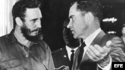 Fidel Castro en abril de 1959 tras reunirse en la Casa Blanca con el entonces vicepresidente de EE.UU. Richard Nixon.