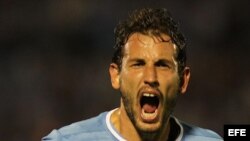 Christian Stuani de Uruguay celebra una anotación ante Colombia.