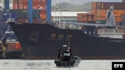 Vista del barco norcoreano Chong Chon Gang atracado en el muelle de Manzanillo, en la entrada atlántica del Canal de Panamá. 