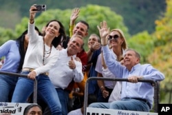 La líder opositora venezolana María Corina Machado se toma una foto con el candidato presidencial opositor Edmundo González, a la derecha, durante un protesta contra los resultados de la elección que proclamaron a Maduro ganador.