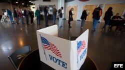  Varias personas esperan para votar en un colegio electoral de Edmond, Oklahoma, Estados Unidos, hoy 1 de marzo de 2016.